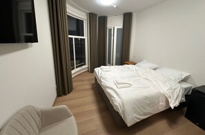 Deluxe Double Room, Balcony, Canal View | Laptop workspace, free WiFi, bed sheets - Voyagers Hotel Amsterdam (Amsterdam)
