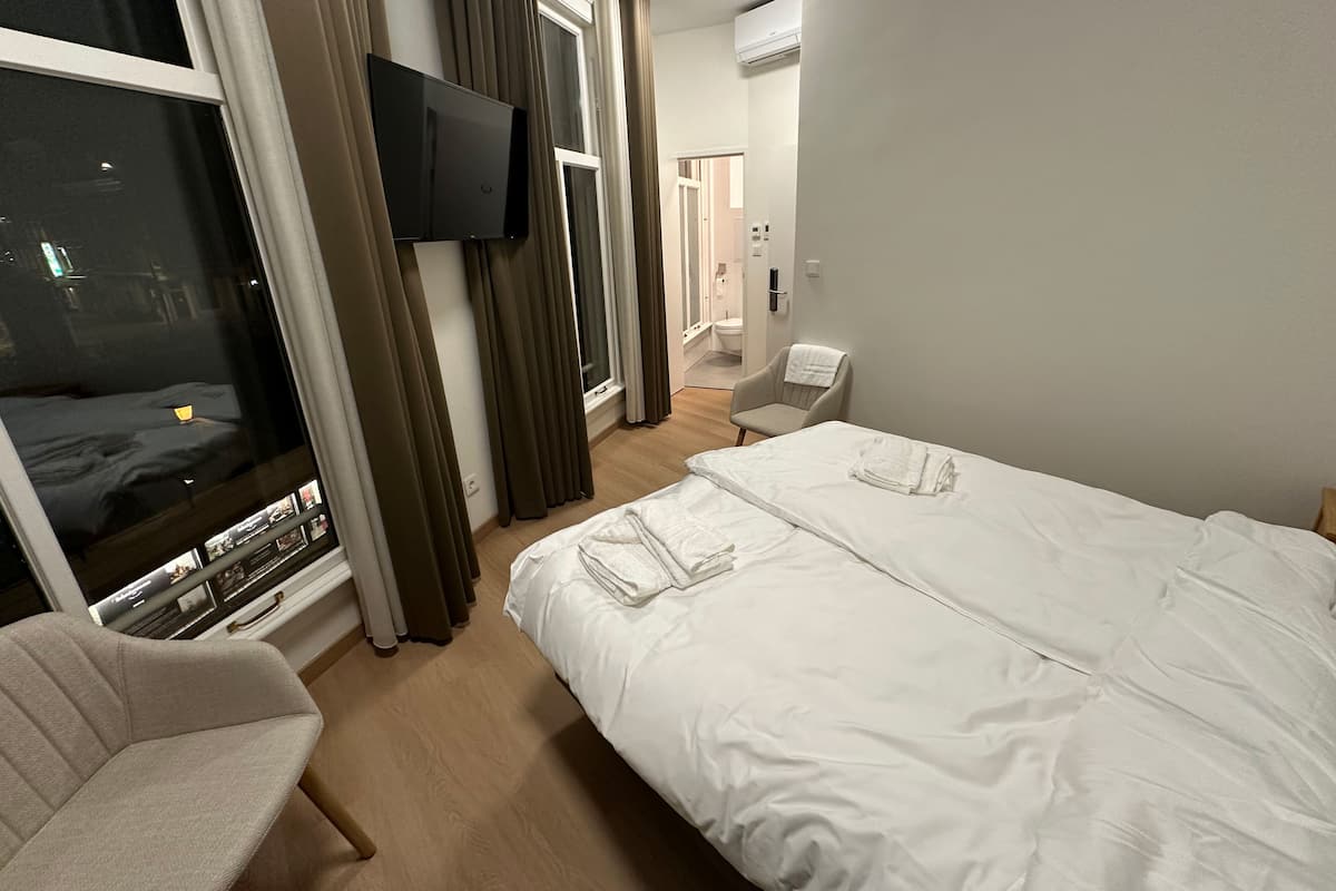 Deluxe tweepersoonskamer, privébadkamer, uitzicht op kanaal | Een laptopwerkplek, gratis wifi