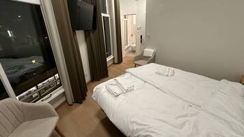 Deluxe-dobbeltværelse - privat badeværelse - udsigt til kanal | Arbejdsområde til bærbare computere, gratis Wi-Fi, sengetøj