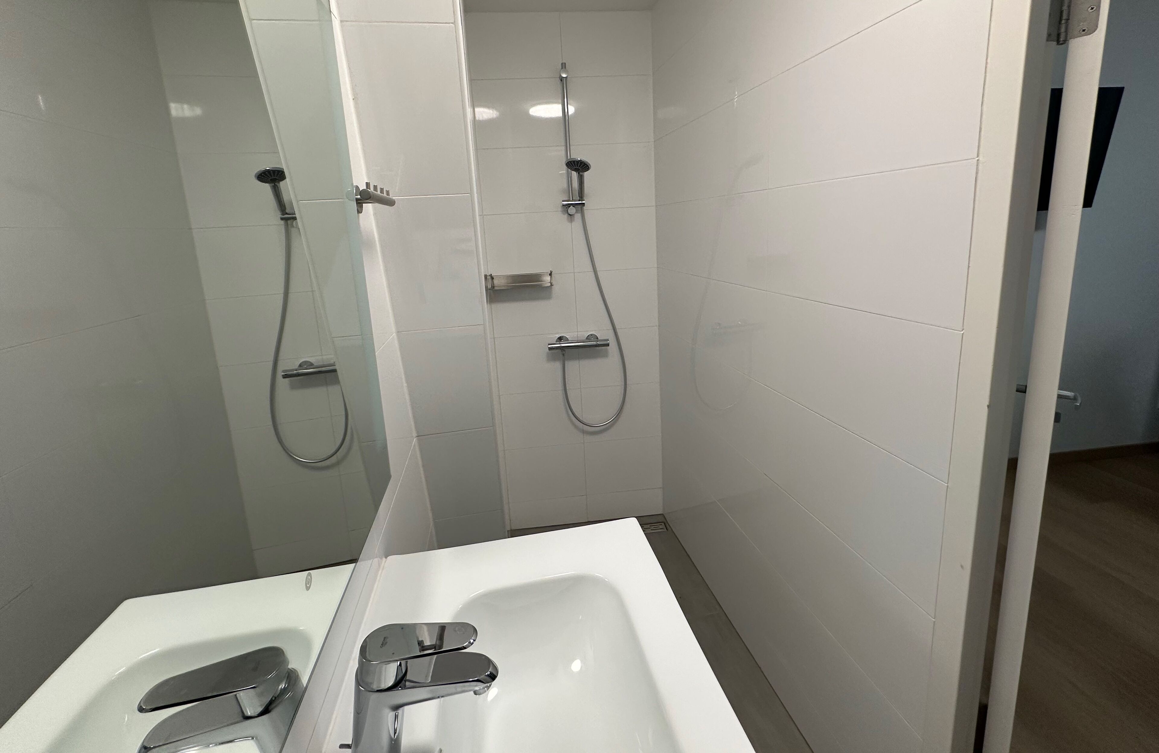 Dobbeltrom – deluxe, privat bad, kanalutsikt | Bad | Dusj, håndklær, såpe og sjampo