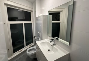 华丽双人房, 私人浴室, 运河景观 | 浴室 | 淋浴设施、毛巾、肥皂、洗发水