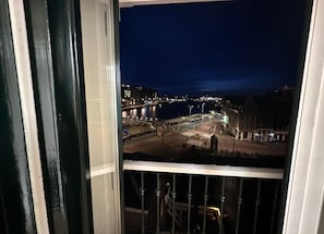 Deluxe tweepersoonskamer, privébadkamer, uitzicht op het water | Uitzicht vanuit de kamer