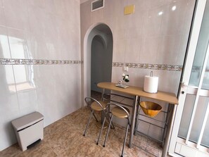 House, 2 Bedrooms, Smoking, Balcony | Dining room