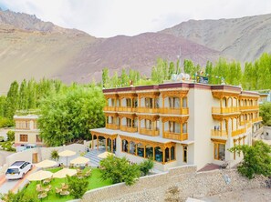 Vista frontal de la propiedad