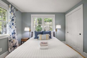 4 bedrooms, iron/ironing board, WiFi, bed sheets - Tranquil Pond-View Escape in Dennis (Dennis)