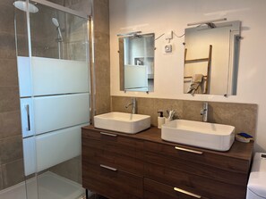 Shower, hair dryer, towels