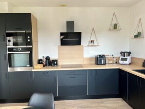 Réfrigérateur, micro-ondes, four, plaque de cuisson