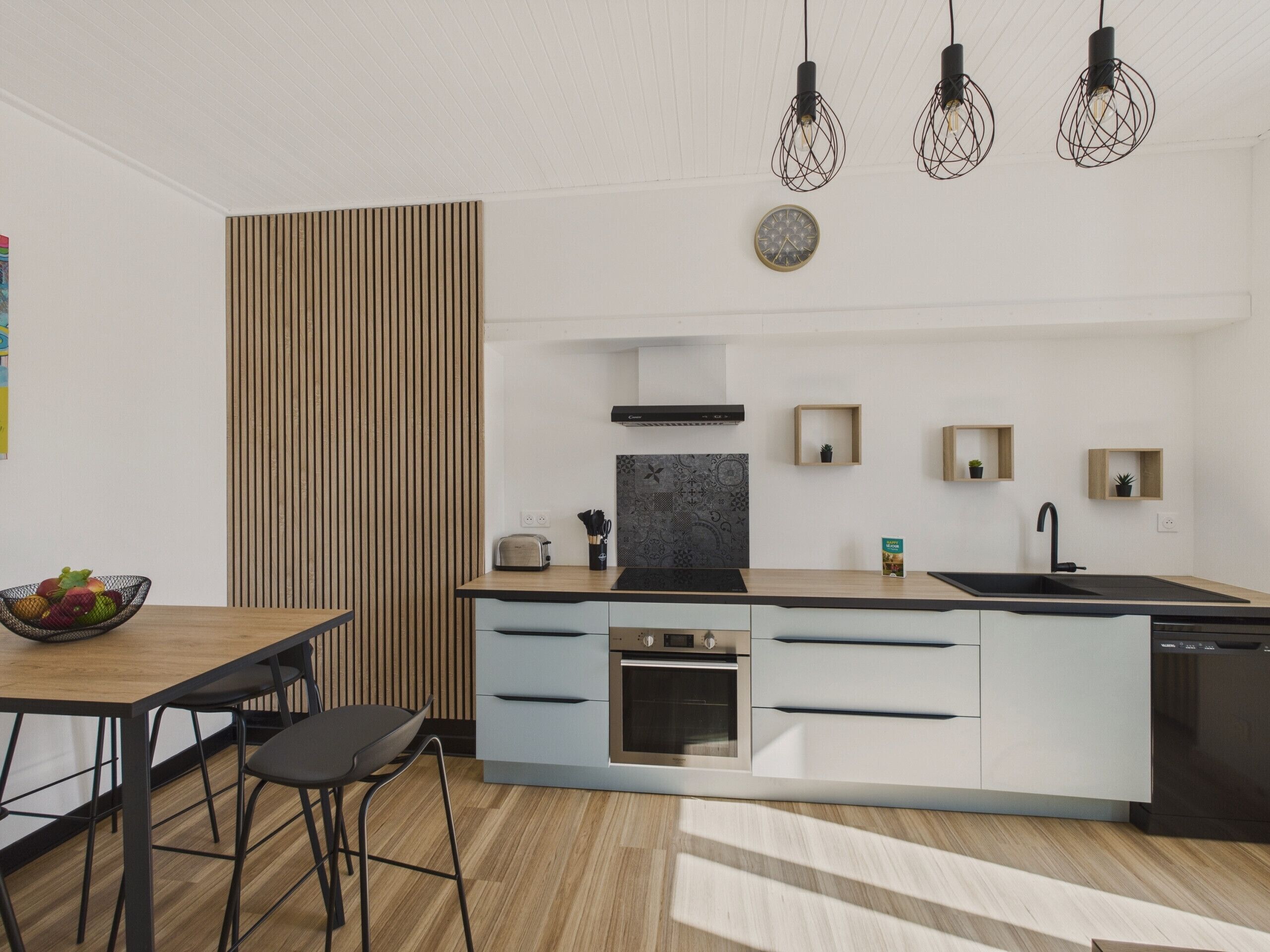 Réfrigérateur, four, lave-vaisselle, cafetière/bouilloire