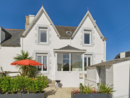 House for 6, 200m from the port and the beach