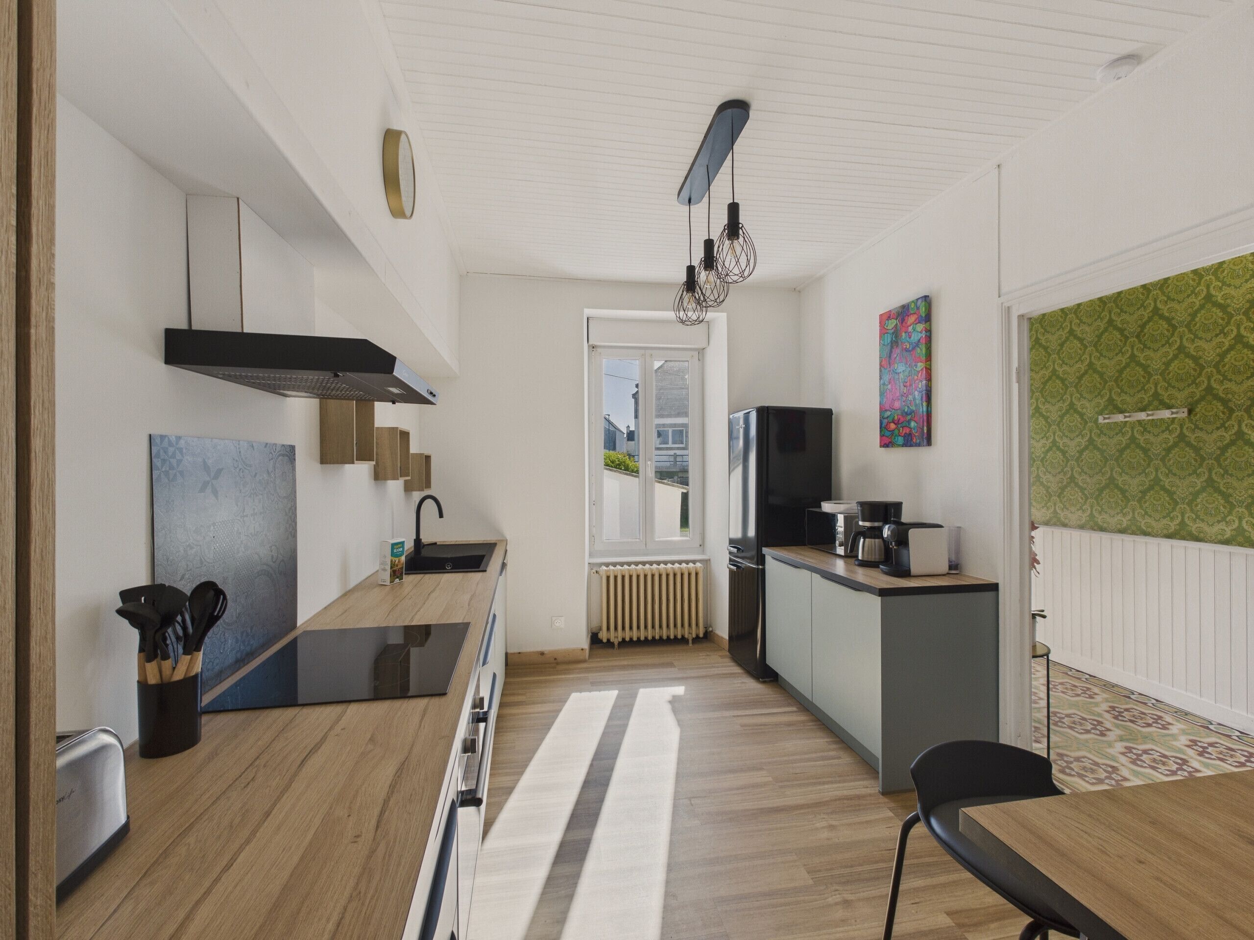 Réfrigérateur, four, lave-vaisselle, cafetière/bouilloire