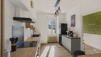 Réfrigérateur, four, lave-vaisselle, cafetiÚre/bouilloire