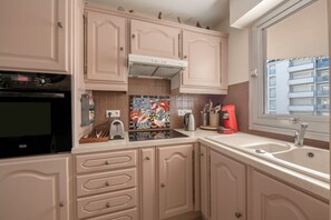 Fridge, microwave, oven, coffee/tea maker