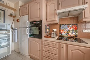 Een koelkast, een magnetron, een oven, een koffiezetapparaat/waterkoker