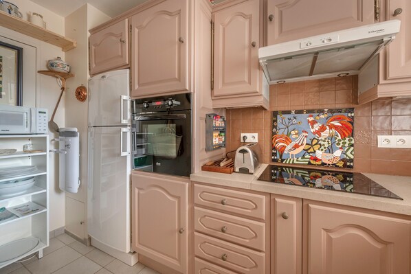 Frigorifero, microonde, forno, piano cottura