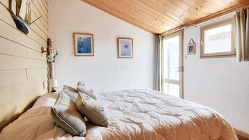 4 bedrooms, iron/ironing board, WiFi (free)