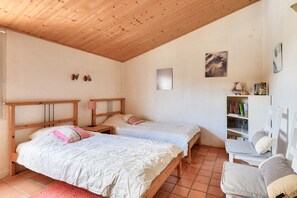 4 bedrooms, iron/ironing board, free WiFi