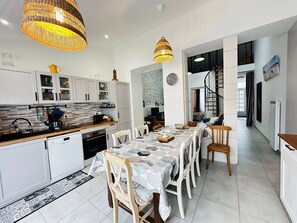 Fridge, microwave, oven, stovetop - Charming renovated house near the center (Fouras)