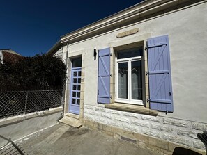 Exterior detail - Charming renovated house near the center (Fouras)