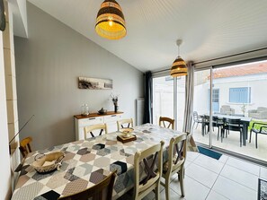 Dining - Charming renovated house near the center (Fouras)