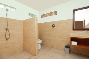A bathroom with a shower, toilet, and sink. - Plengkung Lodge G-land (Kalipait)