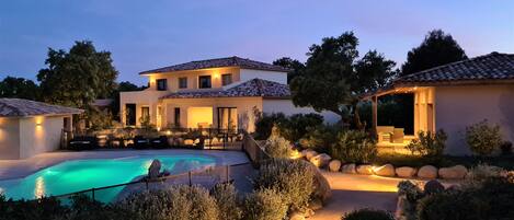 Utomhuspool och uppvärmd pool