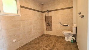 Douche, sĂšche-cheveux, serviettes fournies, savon