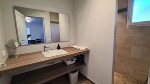 Chuveiro, secador de cabelo, toalhas de banho, sabonete