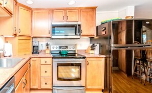 Køleskab, mikrobølgeovn, ovn, kogeplade