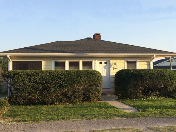Exterior detail - Sea Bird - Amazing Retro Beach Cottage - 3 BR (Topsail Beach)