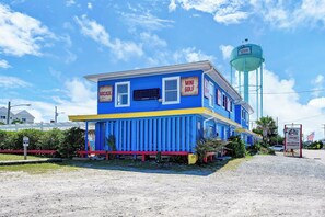 A two-story building with signage for 'Arcade' and 'Mini Golf.' - Coastal Cottage - Upscale 2 BR Condo at Mini Golf (Topsail Beach)