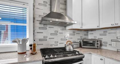 Coastal Cottage - Upscale 2 BR Condo at Mini Golf