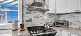 Coastal Cottage - Upscale 2 BR Condo at Mini Golf