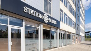 Un immeuble sur lequel on peut lire l’inscription : « Station Suites ».