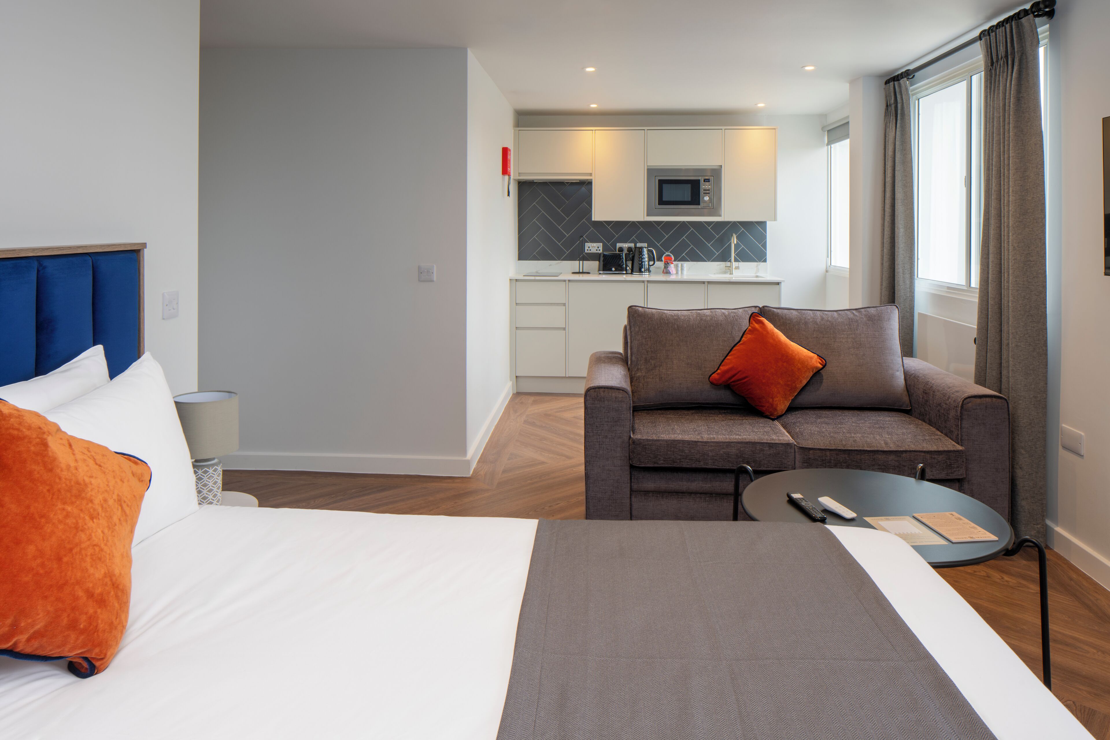 豪華開放式客房, 1 張特大雙人床及 1 張梳化床 | 書桌、手提電腦工作空間、熨斗/熨衫板、免費 Wi-Fi