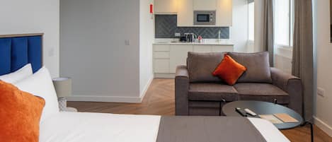 Deluxe-studiolejlighed - 1 kingsize-seng med sovesofa | Arbejdsområde til bærbare computere, strygejern/strygebræt, gratis Wi-Fi