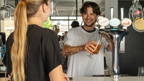 Un coin bar avec des robinets portant les inscriptions « San Miguel » et « Stella Artois ».