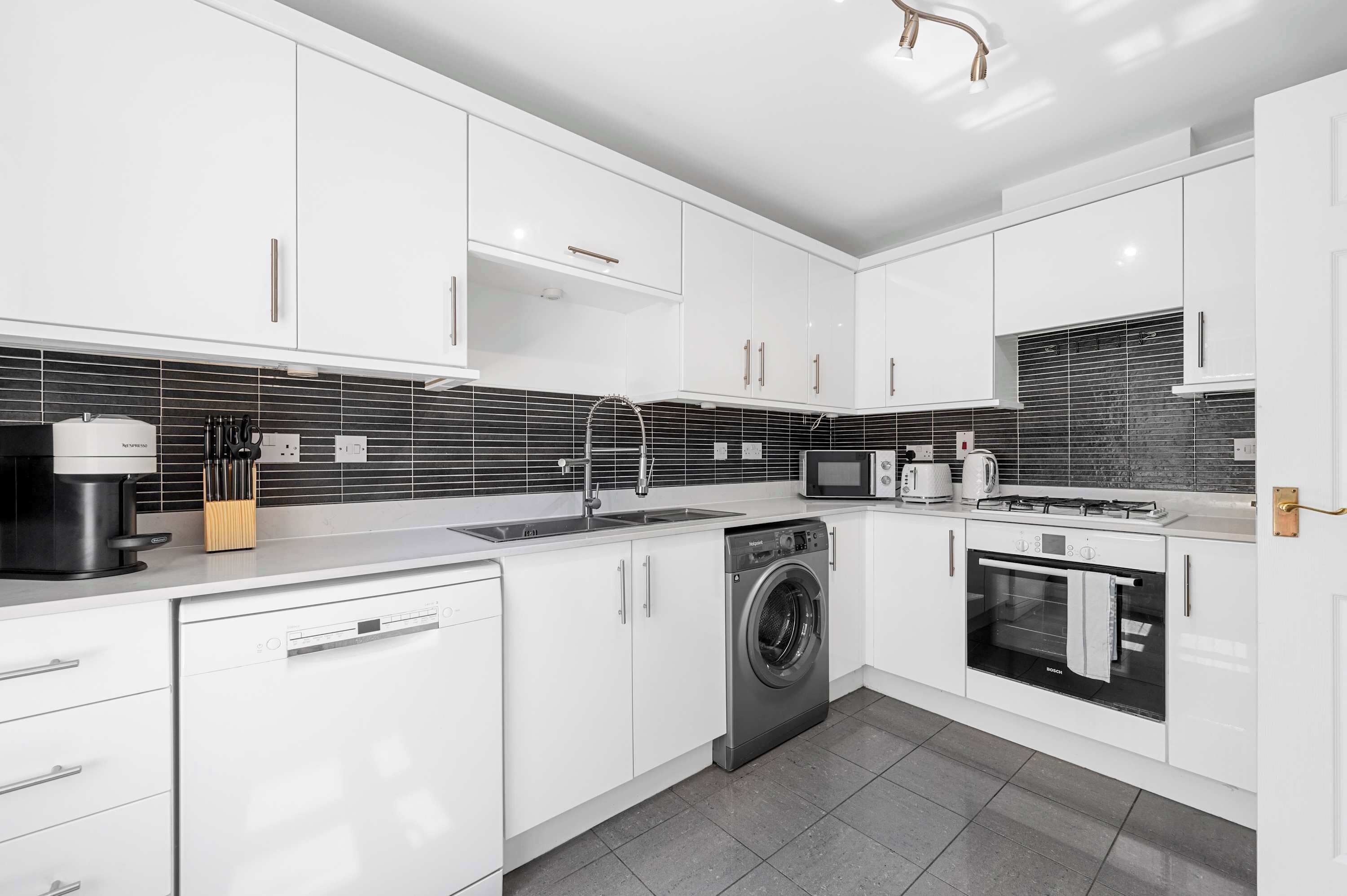 Micro-ondes, four, plaque de cuisson, lave-vaisselle