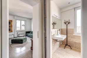 Shower, hair dryer, bidet, towels