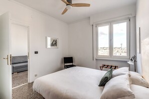 3 habitaciones, tabla de planchar con plancha y cuna de viaje 