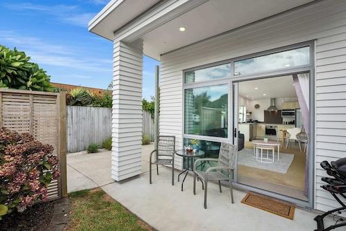 Sunny Seaside Retreat - Papamoa Beach