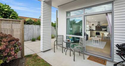 Sunny Seaside Retreat - Papamoa Beach