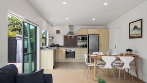 Una cocina moderna con comedor, sofá y vistas al exterior.