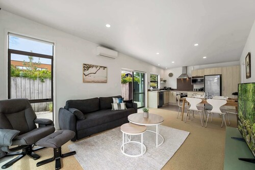 Sunny Seaside Retreat - Papamoa Beach