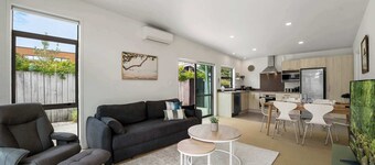 Sunny Seaside Retreat - Papamoa Beach