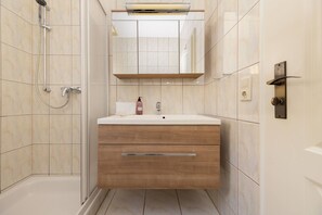 Haartrockner, Handtücher, Toilettenpapier