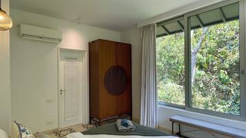 2 bedrooms, premium bedding, down duvets, memory-foam beds