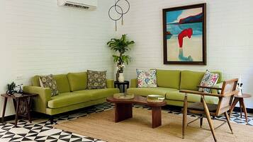 Villa luxueuse, vue sur le jardin | Aire de séjour | Téléviseur connecté de 42 cm avec télévision par câble