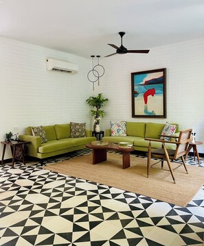 Luxe villa, uitzicht op tuin | Woonruimte | Een 42-cm smart-tv met kabelzenders