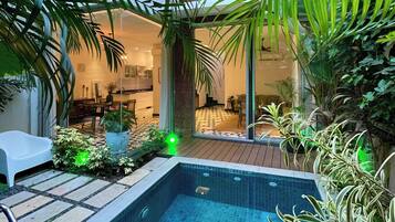 Una piscina cubierta