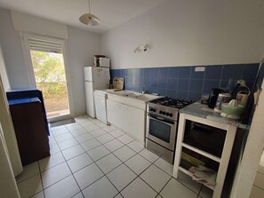 Een koelkast, een magnetron, een oven, een vaatwasser